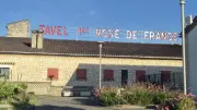 Les lettres rouges de Tavel s'illuminent à nouveau après rénovation