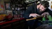 Lucas Farenc, luthier à Alès : guitares sur mesure faites à l’œil et à l’oreille
