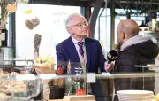 Mac Lesggy en dédicace à Biarritz pour son nouveau livre scientifique