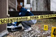 Macabre découverte à Échirolles : corps dans une voiture incendiée, piste criminelle privilégiée
