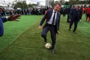 Macron en Afrique : sport, cuisine et leçons politiques