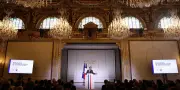 Macron mobilise les industriels pour accélérer l'électrification