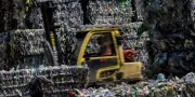 Macron relance le débat sur la consigne des bouteilles plastiques