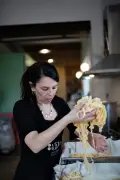 Manger est un engagement face au fascisme : des banquets de pasta pour dire basta
