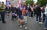 Marées de drapeaux britanniques à Londres pour Tommy Robinson
