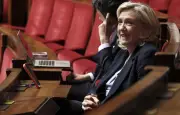 Marine Le Pen confirme sa candidature malgré le procès des assistants RN