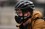 Masques antipollution inefficaces contre l'ozone, selon les experts