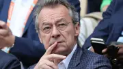 Michel Denisot ému aux larmes en revoyant l'annonce de la mort de Coluche