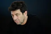 Militantes perturbent le théâtre de Patrick Bruel accusé de violences sexuelles
