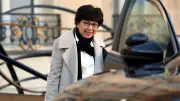Monique Barbut, ministre de la Transition écologique, peine à se faire entendre