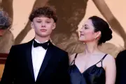 Montée des marches familiale pour Marion Cotillard et Guillaume Canet à Cannes