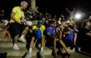 Neymar sélectionné pour le Mondial : l'explosion de joie au Brésil
