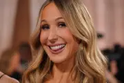 Nikki Glaser : humour sans filtre et performances scéniques