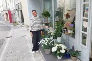 Nouvelle boutique de fleurs rue Saint-Mathias avant la Fête des mères