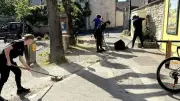 Oise : des jeunes nettoient la ville après avoir laissé un parc en désordre