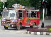 Pakistan : 17 morts dans un accident de bus et camionnette