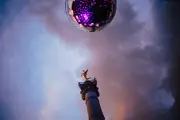 Paris : un bal LGBT mêle amour et commémorations, la politique en retrait