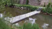 Passerelle flottante installée sur la Sorgue à Saint-Affrique