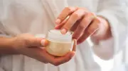 Perturbateurs endocriniens dans les cosmétiques : comment les éviter