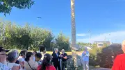 Peyre-en-Aubrac : la traditionnelle latte des élus plantée devant la mairie
