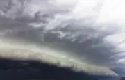 Phénomène rare : un nuage rouleau géant surprend les baigneurs au Brésil