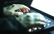 Piéger les pédocriminels grâce à l'IA : un nouvel outil controversé