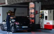 Plein les poches : décryptage du prix de l'essence à la pompe