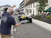 Plus de 230 voitures classiques traversent Orthez vers Biarritz