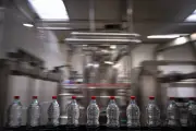Pourquoi le projet de consigne des bouteilles plastique de Macron est critiqué