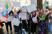 Périscolaire à Paris : huit jours de grève, les animateurs manifestent
