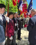 Remise d'insignes de porte-drapeau lors du 8 mai 1945 à La Rochelle