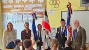 Remise d'un drapeau tricolore aux écoliers de Meynes par le Souvenir Français