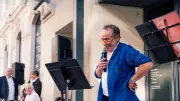 Richard Ortiz enchante la place de la Calade avec humour et émotion