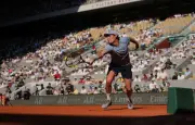 Roland-Garros : Royer défie Djokovic avant de s'incliner
