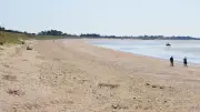 Érosion marine à Aytré : des tonnes de terres polluées menacent la plage de Roux