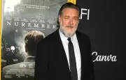 Russell Crowe recadre ses fans à Paris avant de signer des autographes