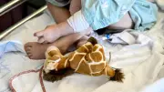 Sacha, 3 ans, atteint d'une maladie génétique si rare qu'il n'est que le deuxième au monde