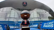 Statue monumentale d'Ousmane Dembélé devant le Parc des Princes