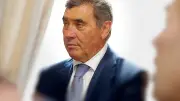 Stèle d'Eddy Merckx profanée : le visage du champion arraché, la Belgique indignée