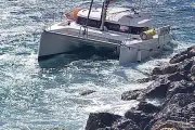 Tempête dans les Alpes-Maritimes : un catamaran échoué sur les rochers à Villefranche