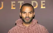 Tony Parker apprend l'humilité à ses fils en les faisant voyager en classe économique