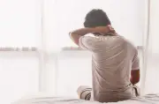 Torticolis : causes, soulagement et signes d'alerte à connaître