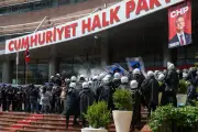 Turquie : assaut policier contre le siège de l'opposition après la destitution