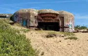 Un bunker du mur de l'Atlantique s'effondre sur la plage du Cap Ferret