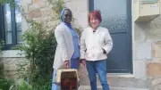 Un coq offert aux Sœurs de la Résurrection par les résidents