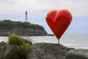 Un cœur rouge mystérieux s'invite sur la plage d'Anglet