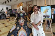 Un ex-styliste de Mugler expose ses robes artistiques à Saint-Jean-Cap-Ferrat