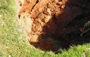Un gouffre géant s'ouvre dans un jardin en Savoie, révélant d'anciennes carrières