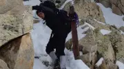 Un jeune Occitan porte une croix de 35 kg au sommet des Pyrénées