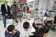 Un livre offert aux écoliers du RPI Le Frèche-Saint-Justin